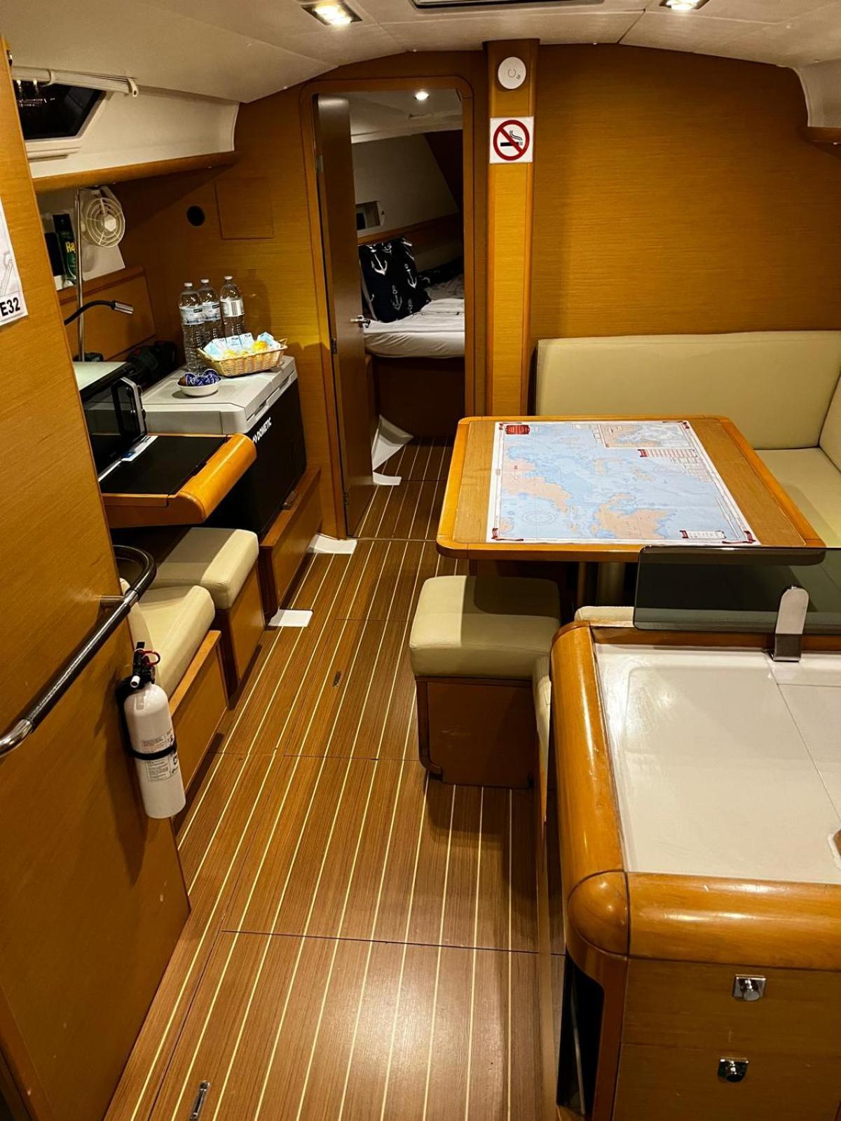 Sleep Aboard A Modern Sailboat In Oeiras Hotel Екстериор снимка