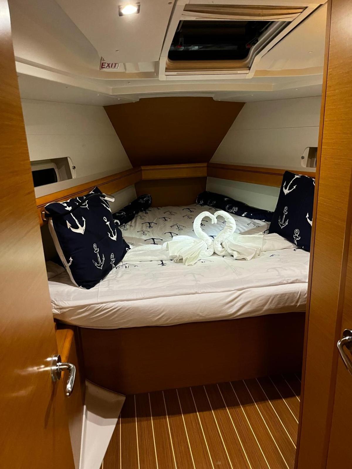 Sleep Aboard A Modern Sailboat In Oeiras Hotel Екстериор снимка