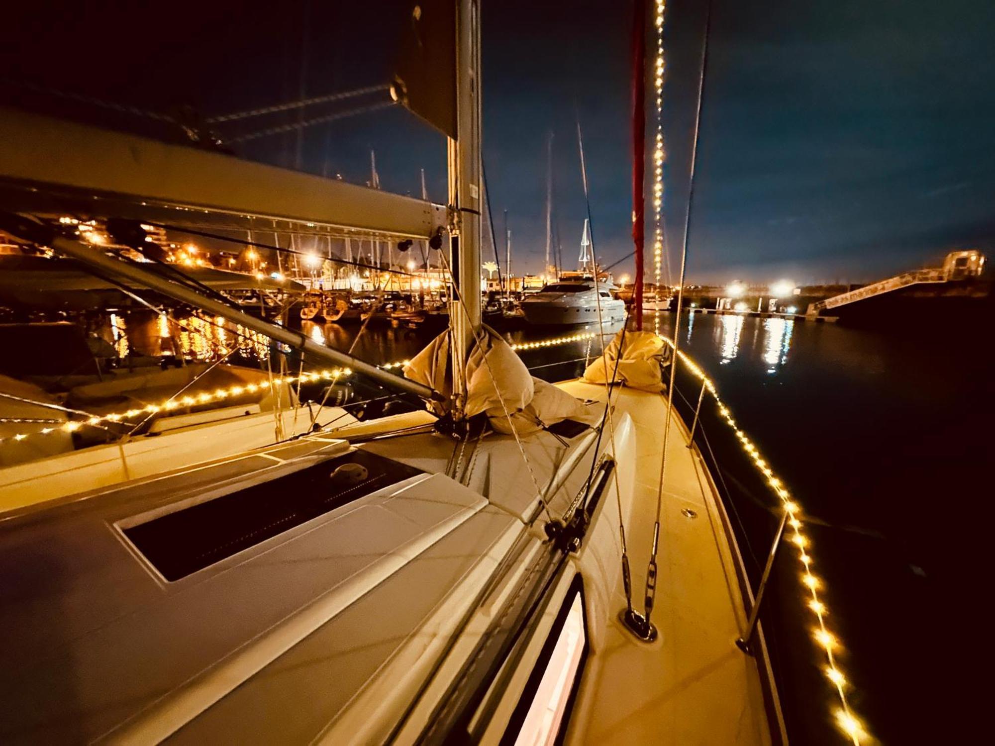 Sleep Aboard A Modern Sailboat In Oeiras Hotel Екстериор снимка