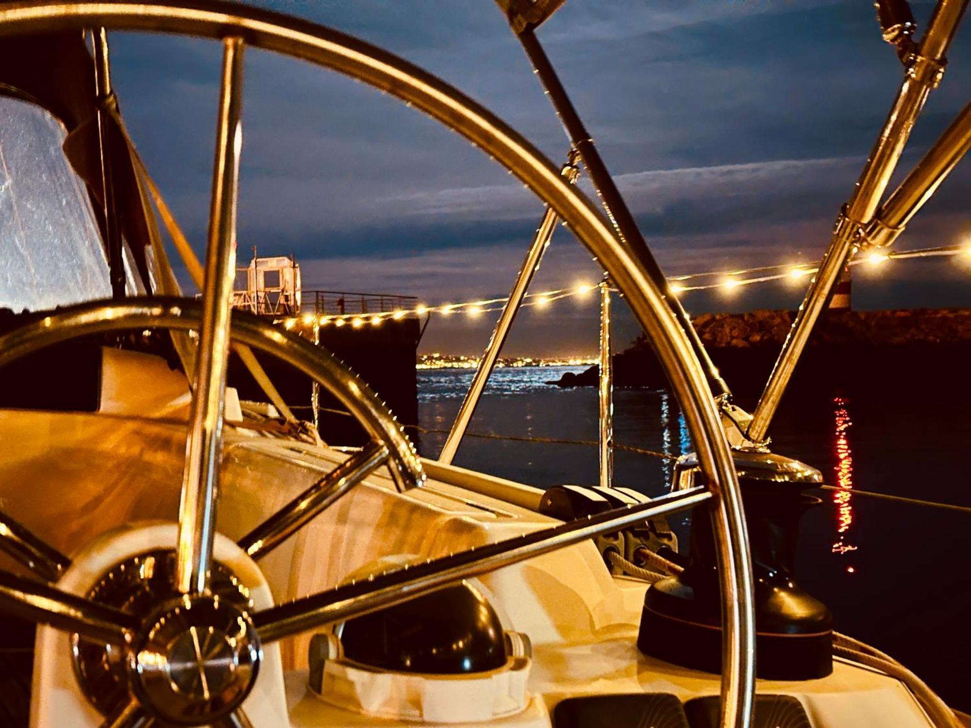 Sleep Aboard A Modern Sailboat In Oeiras Hotel Екстериор снимка