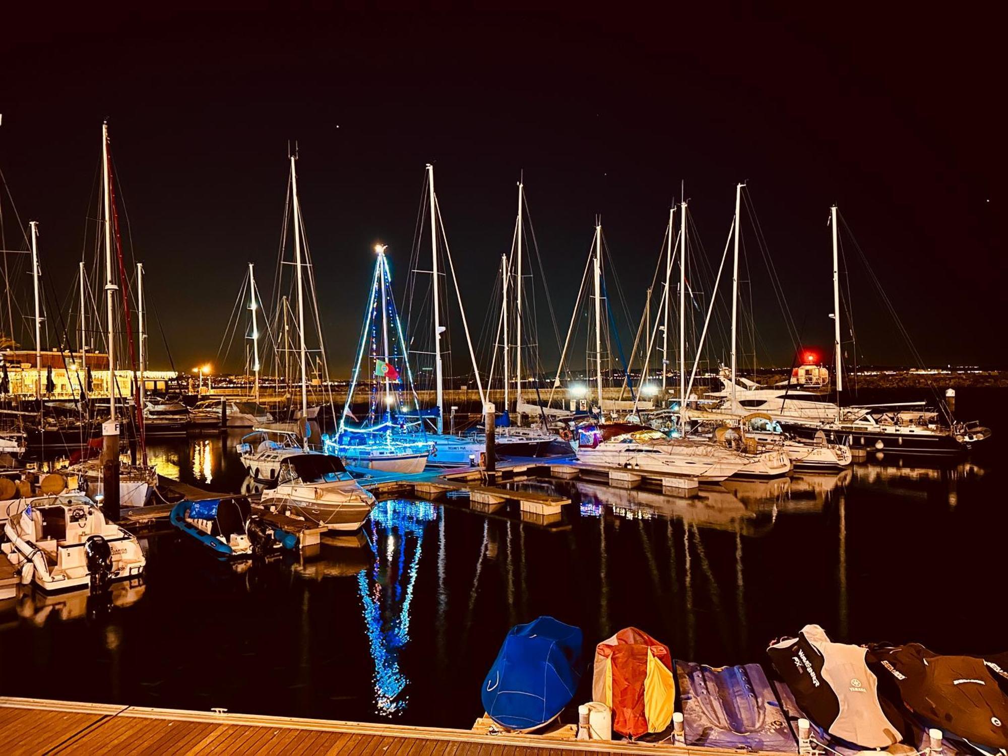 Sleep Aboard A Modern Sailboat In Oeiras Hotel Екстериор снимка
