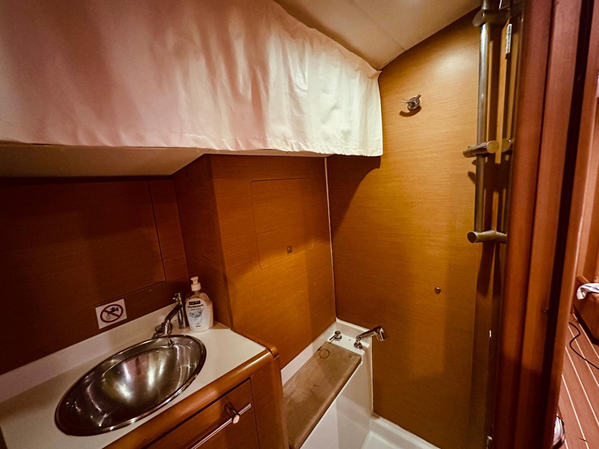 Sleep Aboard A Modern Sailboat In Oeiras Hotel Екстериор снимка