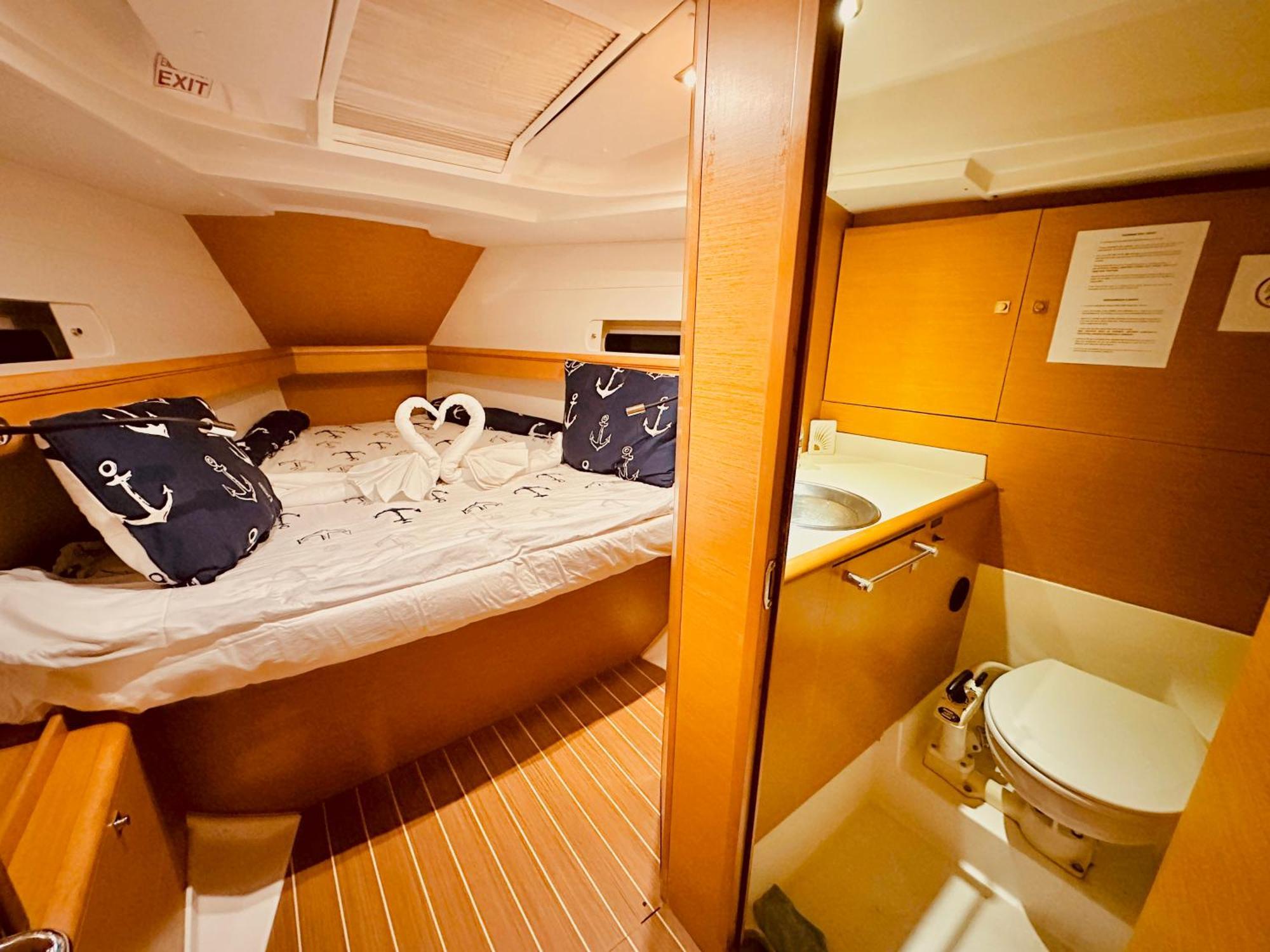Sleep Aboard A Modern Sailboat In Oeiras Hotel Екстериор снимка